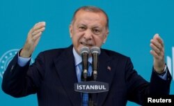 Sute de protestatri au ieșit pe străzile din Ankara și Istanbul să protesteze împotriva lui Erdogan.