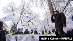 Protest članova osam sindikata radnika koji platu primaju iz budžeta Kantona Sarajevo.