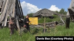Владимир Черкашин и Яков Яковлев устанавливают табличку на месте умершей деревни Карьевка