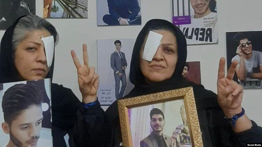 مادر نوید بهبودی (راست) و مادر پژمان قلی‌پور