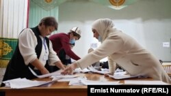 Ручной подсчет голосов после парламентских выборов в Кыргызстане. 28 ноября 2021 года.