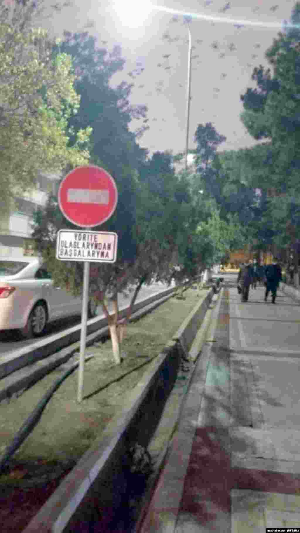 Aşgabat. &quot;Stop&quot; nyşanly köçeleriň biri.