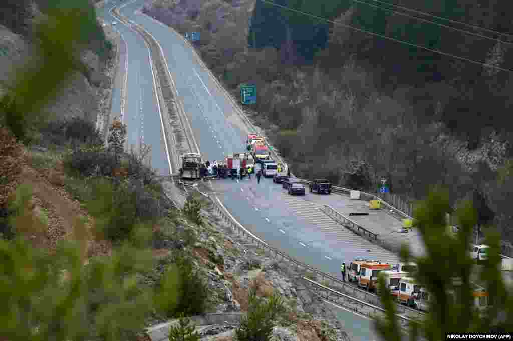 Zyrtarët duke punuar në vendin ku ndodhi aksidenti i një autobusi me targa të Maqedonisë së Veriut, në të cilin humbën jetën të paktën 46 persona, në një autostradë afër fshatit Bosnek, në jug të Sofjes, në Bullgari.