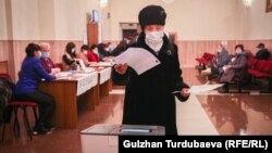 Избиратель на одном из участков в Бишкеке. 28 ноября 2021 года. 