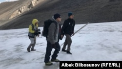 Съемочная группа "Азаттыка" на леднике Батыш Борду. 