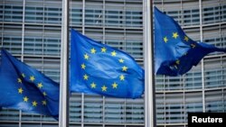 Evropska komisija od kosovskih vlasti traži dovoljno dugačak tranzicioni period za primenu zabrane korišćenja dinara (arhivska fotografija, zastave EU ispred EK)