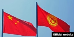 Государственные флаги Китая и Кыргызстана. Иллюстративное фото