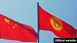 Государственные флаги Китая (слева) и Кыргызстана.