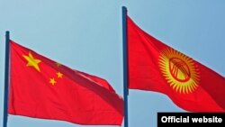 Флаги Кыргызстана и Китая.