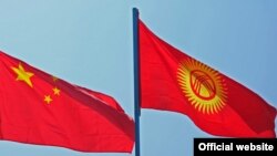 Государственные флаги Кыргызстана (справа) и Китая.
