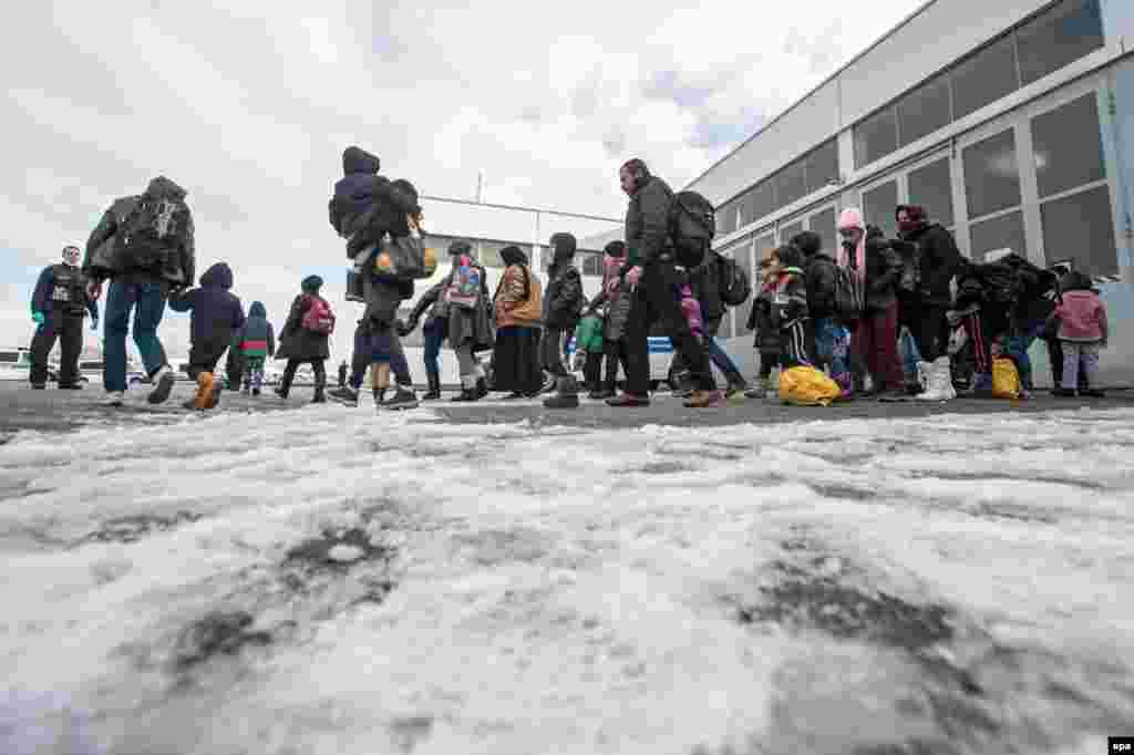 پلیس آلمان پناهجویان را از ایستگاه قطاری در پاساو دور می&zwnj;کند. ژانویه، یک روز زمستانی در مرکز اروپا. عمده پناهجویانی که به اروپا می&zwnj;روند در تلاش&zwnj;اند خود را به آلمان یا کشورهای شمال قاره برسانند.&nbsp;