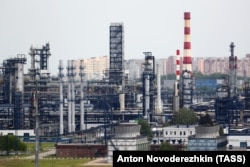 Вид на территорию Московского нефтеперерабатывающего завода компании «Газпром нефть». Москва, май 2022 года