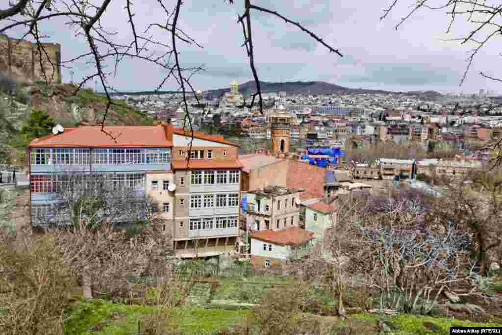 Məzarlıq ətrafından Tbilisinin bir mənzərəsi.