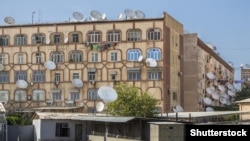 Türkmənistanın Marı şəhərində dam örtüyü peyk antenaları ilə dolu olan yaşayış binası. 2015-ci ildə çəkilmiş bu fotodan qısa müddət sonra Türkmənistan hakimiyyəti peyk antenalarına qarşı sərt mübarizəyə start verib və onların kütləvi şəkildə sökülməsinə başlayıb.