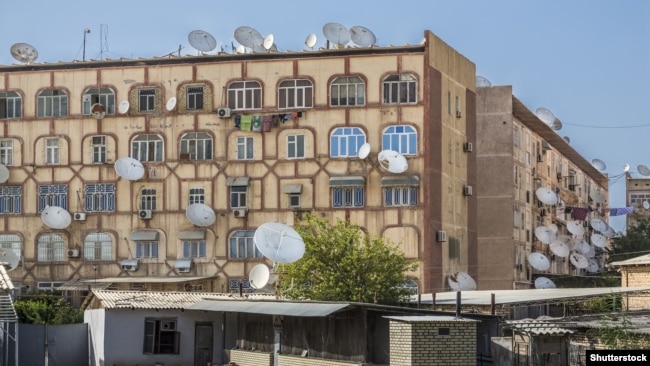 Türkmənistanın Marı şəhərində dam örtüyü peyk antenaları ilə dolu olan yaşayış binası. 2015-ci ildə çəkilmiş bu fotodan qısa müddət sonra Türkmənistan hakimiyyəti peyk antenalarına qarşı sərt mübarizəyə start verib və onların kütləvi şəkildə sökülməsinə başlayıb.
