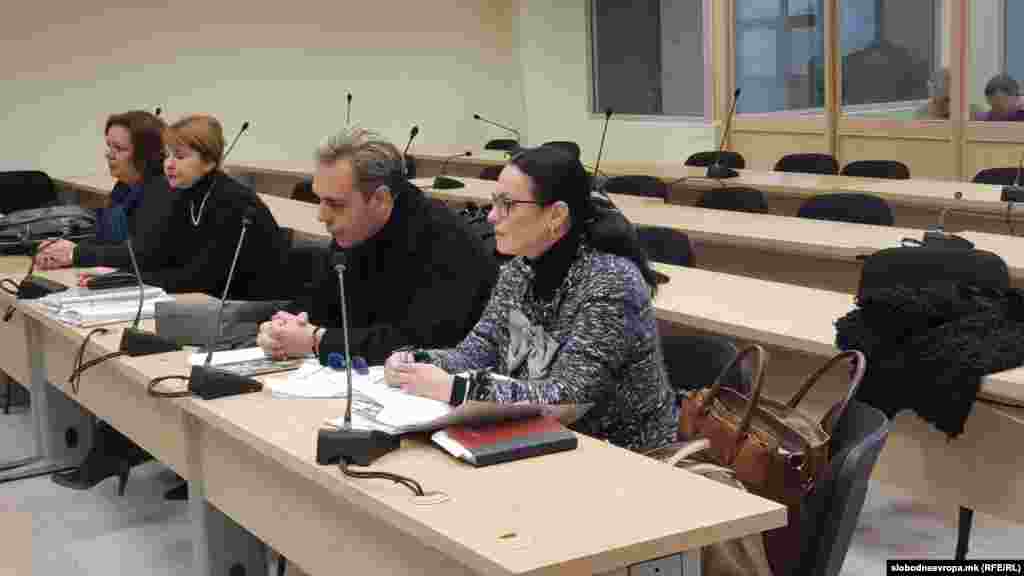 МАКЕДОНИЈА - Во продолжението на судењето за предметот Рекет беа презентирани докази од обвинителството, меѓу кои беше пуштена снимка од необјавена емисија Инсајдер, а презентирани беа и фискални сметки од обвинетиот Бојан Јовановски од 2019 година за облека што ја купувал од брендирани бутици во Италија и за три дена потрошил вкупно 148.000 евра. Во доказите беа и пораки и преписки на Боки 13 со Фросина Ременски, Катица Јанева и снимки од домот на Орце Камчев.