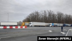 Šleperi na graničnom prelazu Batrovci uoči početka protestne blokade koju organizuju profesionalni prevoznici, 26. januar 2026.