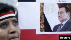 Сторонница Хосни Мубарака с его портретом