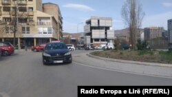 Pavarësisht se me marrëveshjet e arritura në Bruksel, targat 'KM' duhej të dilnin nga përdorimi, makina me targa të tilla shihen në qarkullim në Mitrovicë të Veriut.