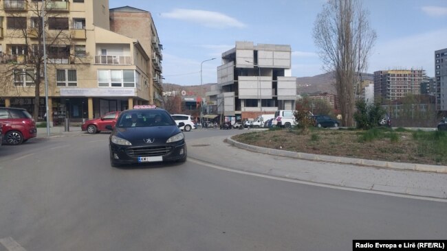 Pavarësisht se me marrëveshjet e arritura në Bruksel, targat 'KM' duhej të dilnin nga përdorimi, makina me targa të tilla shihen në qarkullim në Mitrovicë të Veriut.