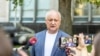 Igor Dodon, dând explicații jurnaliștilor în timpul unui protest la Casa Guvernului, în legătură cu acuzațiile colegului său de bloc electoral, Vladimir Voronin, pe 21 august 2025 