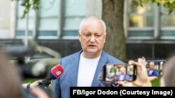 Igor Dodon, dând explicații jurnaliștilor în timpul unui protest la Casa Guvernului, în legătură cu acuzațiile colegului său de bloc electoral, Vladimir Voronin, pe 21 august 2025 