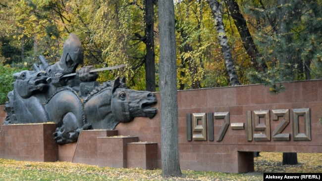 1975 jılı 28 panfilovşılar atındağı parkke ornatılğan Dañq memorialınıñ bir böligi Sovet ükimetin ornatqandardı eske tüsiredi. Almatı, 18 qazan 2017 jıl.