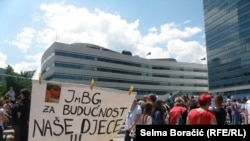 Protesti u Sarajevu ispred Parlamenta BiH, juni 2013.