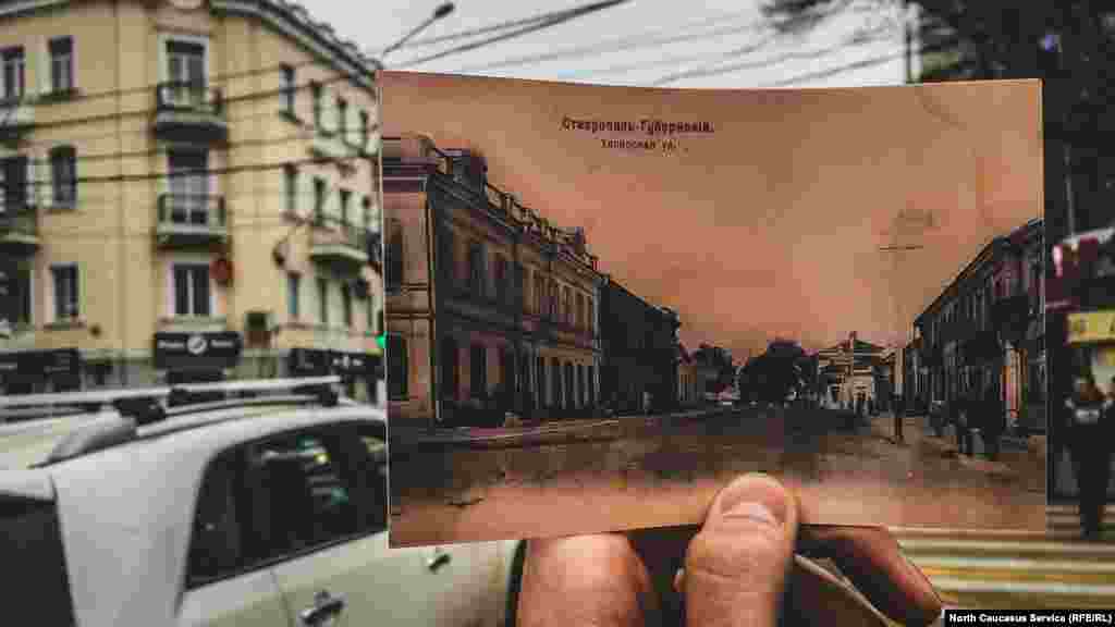 Дом Поповых (слева), дом Алафузовых с гостиницей "Лондон" (справа). В советское время здания занимал Наркомгосконтроль. Позже здание снесли, на его месте построили торговый центр. 40-е годы XIX века — улица Хопёрская До 1918 дом Поповых (слева) сдавался Ставропольской контрольной палате Советское время — Наркомгоскнтроль 1849 — гостиница купца Алафузова "Лондон" Сегодня — торговый центр 