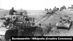 Німецькі танки Panzer IV і Panzer II 