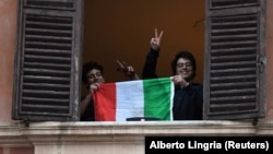 Italijani tokom karantina pozdravljaju zdravstvene radnike, 13. mart 2020.