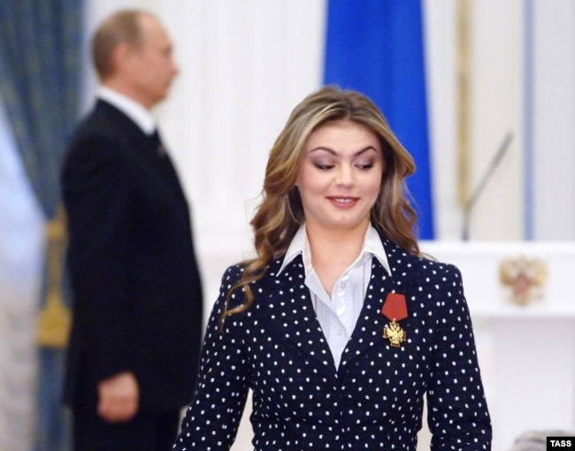 Alina Kabayeva, kampione olimpike në gjimnastikë artistike pas marrjes së shpërblimit nga presidenti Vladimir Putin në Moskë, 21 dhjetor 2005.