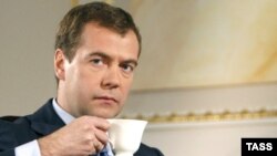 Президент Дмитрий Медведев во время интервью Reuters 25 июня 2008