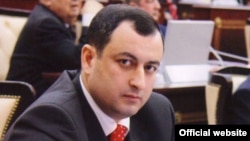 «Deputat Adil Əliyevin də başının üstünü qara buludlar alıb»