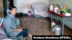 Гүлжаз Әбжамалова кіріп алған пәтерінің бір бөлмесінде отыр. Сәтбаев қаласы, 10 шілде 2014 жыл.