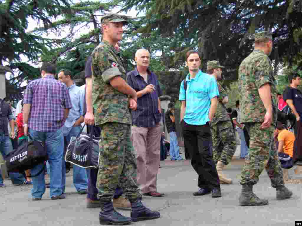 Президент Грузии Михаил Саакашвили объявил всеобщую мобилизацию и заявил, что «только так мы сможем спасти нашу страну». Он сообщил, что грузинские вооруженные силы контролируют большую часть территории Южной Осетии.