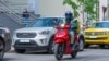 Muncitor străin al unei companii de livrări, transportând o comandă pe o stradă din Chișinău 