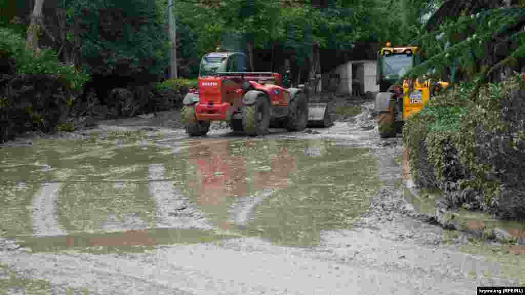 Продолжается очистка от селевой жижи территории Ялтинского троллейбусного парка
