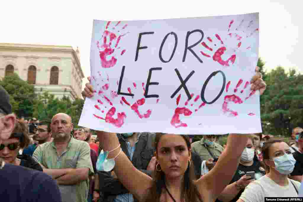 &laquo;За Лексо&raquo; &ndash; надпись на плакате. Стихийный митинг на проспекте Руставели собрал тысячи граждан.