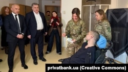 18 грудня голова НБУ Андрій Пишний та член правління банку з роздрібного бізнесу Дмитро Мусієнко особисто відвідали ветерана в лікарні, йому передали банківські картки