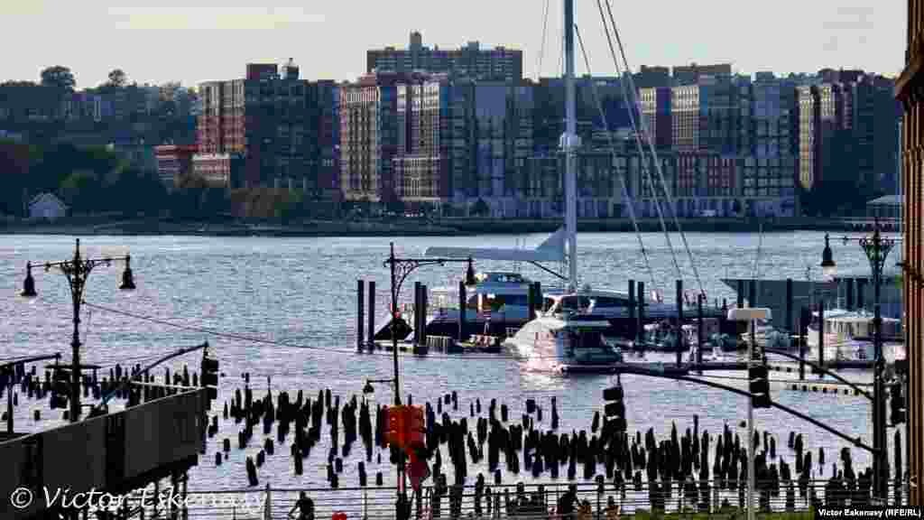 Vedere de pe &bdquo;High Line&rdquo; a vechiului port Manhattan