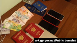 Оперативное фото с задержания директора крымской школы сотрудниками прокуратуры АРК и крымского главка СБУ в Киеве, январь 2026 года