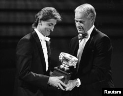 10 червня 1987 року Вейн Грецкі отримує свій сьомий «Арт Рос Трофі»