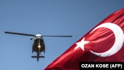 Një helikopter ushtarak fluturon mbi flamurin e Turqisë. Fotografi ilustruese nga arkivi.
