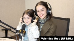 Moldova, Elena Frunze-Hatman și fiica sa Ioana în studioul Europei Libere de la Chișinău.