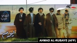 تصاویر محمدباقر صدر، آیت الله خمینی، آیت‌الله سیستانی، آیت‌الله خامنه‌ای، ابومهدی مهندس و قاسم سلیمانی بر دیواری در عراق
