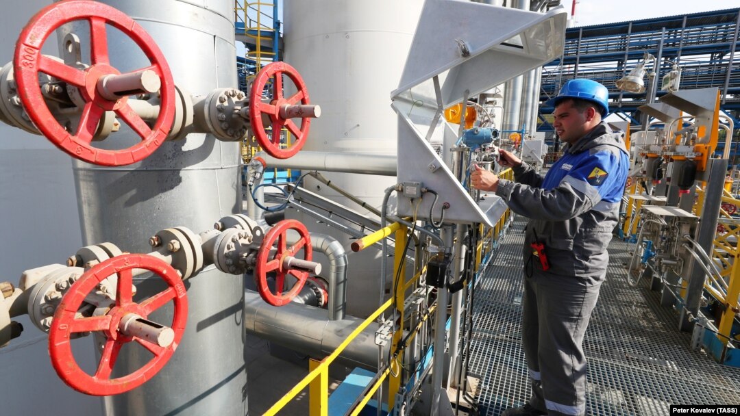 A man works at a Russian offshore natural gas pipeline. (file photo) 