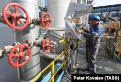 A mérőeszközöket ellenőrzik a Szlavjanszkaja állomáson, az Északi Áramlat 2 gázvezeték kezdőpontján. Európának több gázra lenne szüksége, de a vezeték engedélyezése késik, mert például a koalícióépítésben potenciális német Zöldek ellenzik