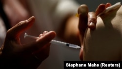 Një punonjës mjekësor administron një dozë të vaksinës Pfizer BioNTech në një qendër vaksinimi në Nantes, Francë, 14 shtator 2021.