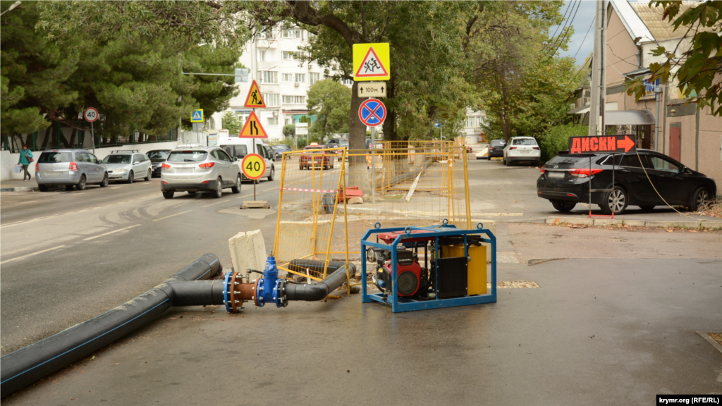 Бесхозная техника без охраны возле врезки во временный водопровод на улице Николая Музыки